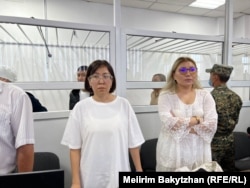 Журналистка и активистка Айгерим Тлеужанова и её адвокат Айнара Айдарханова после оглашения приговора. 11 июля 2023 года