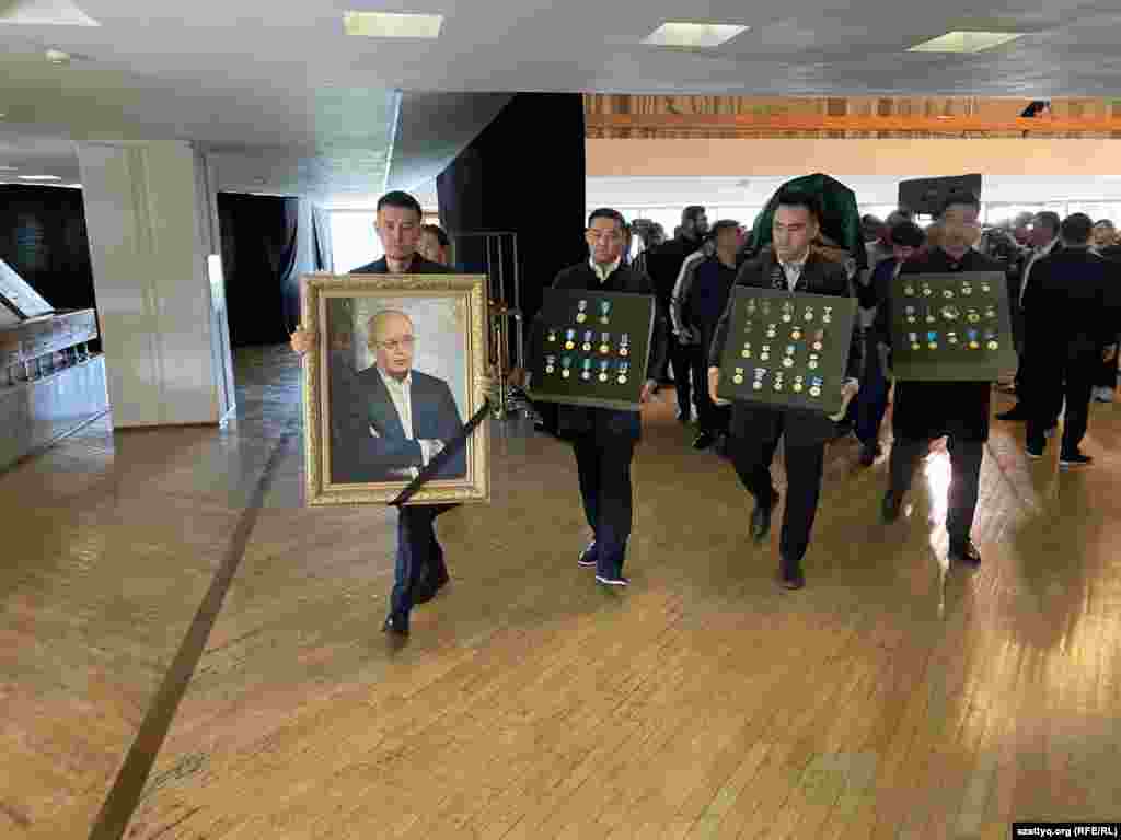 Мурат Ауэзов өмүрүнүн соңуна чейин Казакстандагы коомдук-саясий процесстерге үн кошуп, жарандык пикирин билдирип келди.&nbsp; &nbsp;