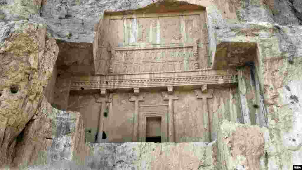 نقش رستم در شش کیلومتری تخت جمشید است. آرامگاه چند تن از پادشاهان هخامنشی، نقش&zwnj;برجسته&zwnj;هایی از وقایع مهم دوران ساسانیان، بنای موسوم به کعبهٔ زرتشت و نقش&zwnj;برجستهٔ ویران&zwnj;شده&zwnj;ای از دوران ایلامیان ازجمله آثار مجموعهٔ &laquo;نقش رستم&raquo; است. 