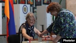 Armenia - A woman votes in municipal elections in Yerevan, Setpember 17, 2023.
