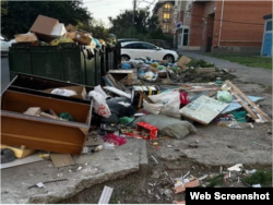Жители Ростова жалуются в соцсетях на стихийные свалки во дворах. Фото с ТГ-канал "Подслушано Ростов-на-Дону"