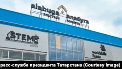 У Єлабузі розташована територія особливої ​​економічної зони «Алабуга». Там, окрім іншого, виготовляються безпілотники «Шахед», які російські військові використовують для ударів по Україні