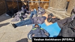 Мангыстаудан келген мунайчылар Астанадагы Энергетика министрлигинин алдында.