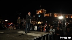 Теван Погосян выступает перед протестующими на площади Республики в Ереване, 22 сентября 2023 г.