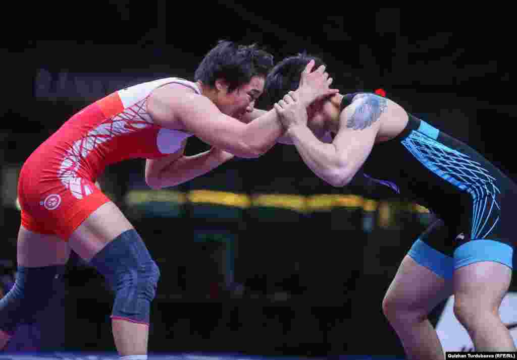 Айпери Медет кызы кытайлык Юанюан Хуанг финалдык беттеш учурунда.