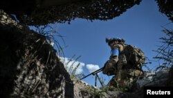 Військовослужбовець 3-ї ОШБр ЗСУ проводить розвідку поблизу Бахмута, 7 вересня 2023 року