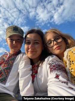 Нині Закалюжні живуть у Великобританії