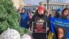 У Дніпрі родичі військовополонених вбрали ялинку кульками з іменами бійців і вимогами повернути їх додому