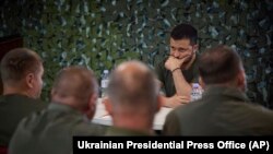 Президент Володимир Зеленський під час зустрічі з військовими командирами поблизу Соледару на Донеччині. Серпень 2023 року