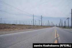 Шамалдан электр энергиясын алып берүүчү турбиналар жайгашкан өрөөн. Керн уезди, Калифорния. АКШ. Июнь, 2023