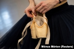 Муромцева держит новую пару пуантов