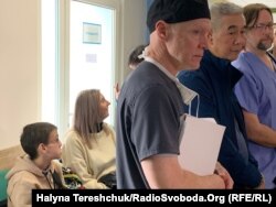 Стів Ортен і Джеймс Сан, Марк Гнатюк ‒ лікарі зі США