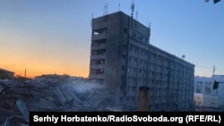 Teško oštećeni restoran i tržni centar u Kramatorsku koji je pogođen u ruskom raketnom napadu 27. juna 2023.