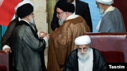 احمد جنتی، ابراهیم رئیسی و احمد خاتمی در اختتامیۀ دوازدهمین اجلاس مجلس خبرگان، ۵ مهر ۱۴۰۲