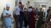 Türkmenistanyň lukmançylyk edaralarynyň birinde saglyk işgäri we raýatlar (Illýustrasiýa suraty)