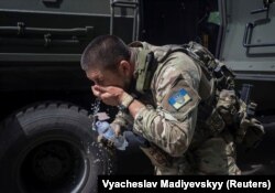 Після евакуації пораненого побратима з передової біля Вовчанська на Харківщині. 12 травня 2024 року