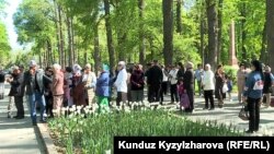 26-апрелде Бишкектин "Эмен" багында чогулгандар. 