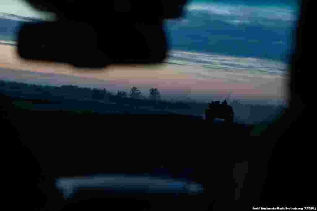 Їдемо польовими дорогами на позиції українських військових. Заїжджаємо по &laquo;сіряку&raquo;, на зустріч нам встає новий день війни