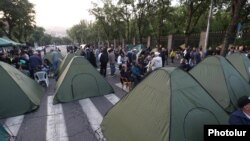У Ерэване на мітынгу апазыцыі паставілі намётавы лягер перад парлямэнтам, 10 чэрвеня 2024
