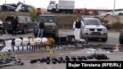 Косовската полиция показва оръжие и превозни средства използвани за нападение срещу манастир в северната част на страната. 