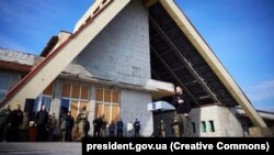 Президент України Володимир Зеленський під час заходу з нагоди річниці визволення міста Тростянця від російських окупантів. Тростянець, Сумська область, 28 березня 2023 року