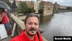 تصویری که رسانه‌های ترکیه از سلجوق کوچوککایا به عنوان سردسته شبکه ادعایی وابسته به موساد در این کشور منتشر کرده‌اند. عکس وی در پراگ گرفته شده است