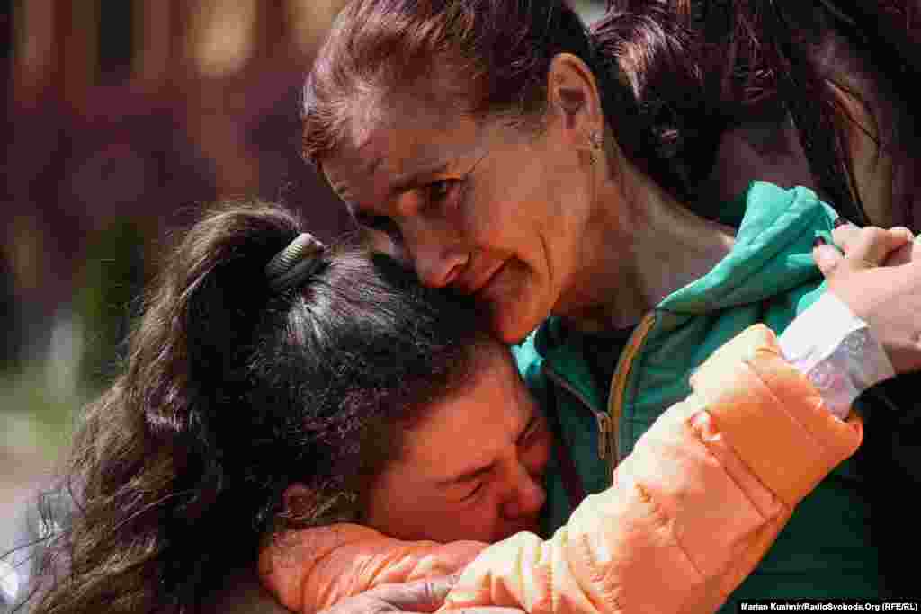 Жінка обіймає дитину під час евакуації з міста Вовчанська. Харківська область, 12 травня 2024 року