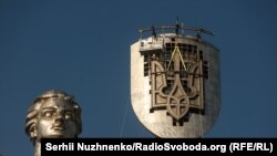 "Мекен-эне" монументиндеги калканга Украинанын символу болгон үчүлүк айры орнотулду.