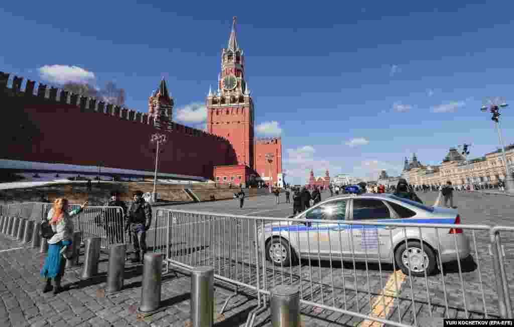 Полицейские у переносных заграждений на Красной площади &nbsp;