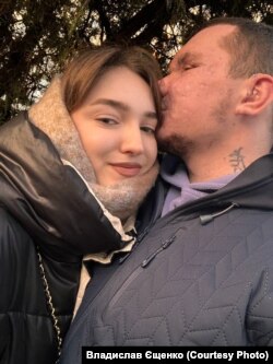 Владислав Єщенко разом із коханою Валерією.