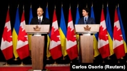 Прем’єр-міністр України Денис Шмигаль (ліворуч) і прем’єр-міністр Канади Джастін Трюдо під час спільної пресконференції в Торонто, 11 квітня 2023 року 