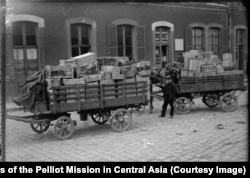 Ящики с находками, привезённые экспедицией в Париж.