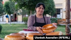 Самарқандлик нон сотувчи аёл. 