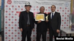 Молдоакмат Бапаковго поэзия жаатында "Алтын калем" сыйлыгын тапшыруу аземинен. 12-декабрь, 2023-жыл.