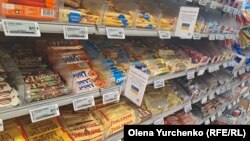 Картки у супермаркеті ICA з інформацією щодо продукції компанії Mondelez International. Гетеборг, Швеція, 15 червня 2023 року