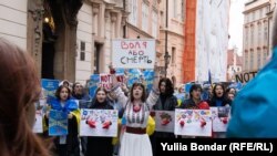 24 лютого українці у Празі вийшли на мітинг, аби нагадати, що в Україні досі триває війна