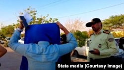 مجریان گشت ارشاد موسوم به «طرح نور» به زنان برای رعایت حجاب اجباری تذکر می‌دهند