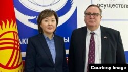Акыйкатчы Жамиля Жаманбаева менен АКШнын Кыргызстандагы элчиси Лесли Вигери. 