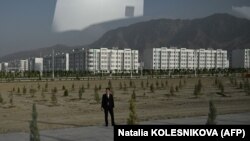 Arkadag şäheriniň köçesinde duran howpsuzlyk işgäri (Illýustrasiýa suraty)