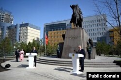 Қасым-Жомарт Тоқаев (оң жақта) пен Садыр Жапаров Айкөл Манас ескерткішін ашу рәсімінде тұр. Астана, 19 сәуір, 2024 жыл.