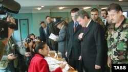 Нохчийчоьнан премьер-министр Попов Анатолий (аьтту агIор шогIаниг) кхаж тосуш ву Соьлжа-ГIаларчу Ленинскан кIоштара номер 347 йолчу куьпахь