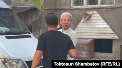 Адахан Мадумаровду сотко алып бараткан учур. 2-сентябрь, 2023. Бишкек. 