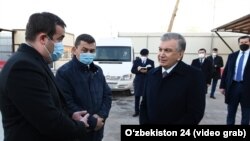Хабибула Абдукадыр (второй слева) с президентом Узбекистана Шавкатом Мирзияевым на строительной площадке Tashkent City (кадр с репортажа государственного телеканала). 