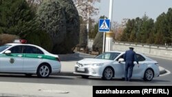 Sürüjileriň tassyklamagyna görä, ulag eýelerine bir günüň dowamynda şol bir sebäp esasynda ençeme gezek jerime ýazylýan halaty hem bolýar. (Illýustrasiýa suraty)