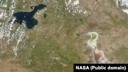 وضعیت دریاچه خشک‌شده ارومیه (سمت راست) و دریاچه وان در ترکیه (سمت چپ) در ماه تیر امسال