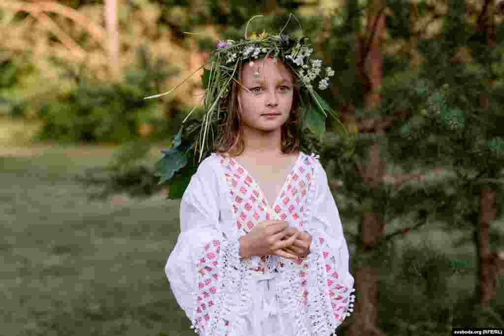 Девочка с цветочным венком