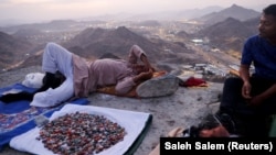 Ал-Нур тоосунда эс алып жаткан зыяратчылар 