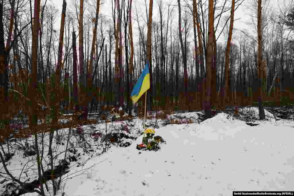 Бої за&nbsp; Мощун завершилися наприкінці березня 2022 року. У липні того року я приїхав&nbsp; туди, щоб зафіксувати, як село відновлюється після пережитого. Через 1,5 роки я знову приїхав у Мощун. Змін на краще, на жаль, дуже мало. Чому? Розкажуть самі жителі. Основні бої точилися за переправи через річку Ірпінь поблизу села. І зараз у лісі, де були позиції ЗСУ, волонтери й близькі загиблих військових створили меморіал пам&#39;яті &laquo;Янголи Перемоги&raquo; &ndash; присвячений загиблим українським воїнам. Бої за Мощун відіграли чи не головну роль у тому, що російська армія не змогла взяти Київ. Під Мощуном полягли відбірні російські підрозділи. На зараз вдалося встановити імена 86 воїнів, які полягли в битві за Мощун, захищаючи підступи до української столиці.. Точна кількість загиблих під Мощуном досі невідома