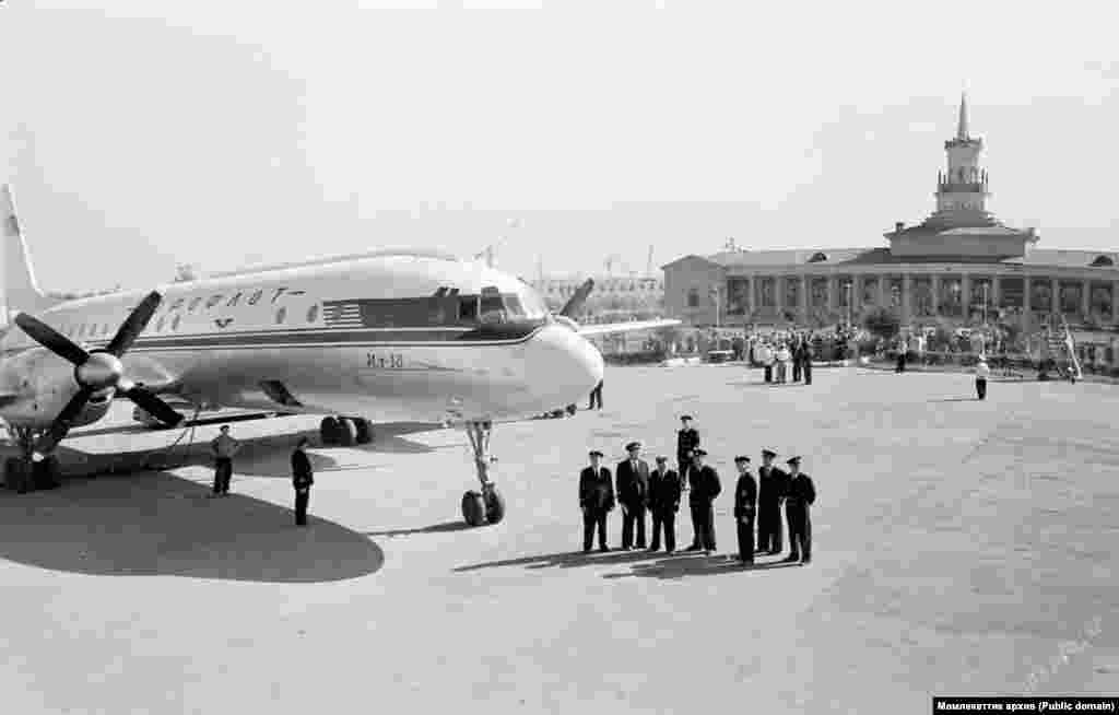 Фрунзе аэропорту. Бул аэропорт 1940-жылы курулган. Ага чейин учкучтар шаардын четиндеги ушул бош жаткан талааны учактарды кондуруп, учуруу үчүн пайдаланган.&nbsp;1977-жыл. &nbsp;