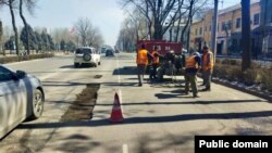 Бишкектеги жолдордун чуңкурларын жамоо иштери.